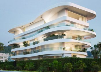 Πολυτελές συγκρότημα στην Γλυφάδα που έχει πισίνα σε κάθε μπαλκόνι ξεχωριστά!