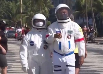 Καθάρισε ο τόπος στην Καβάλα: Ανατροπή νταλίκας που μετέφερε σαμπουάν και κρεμοσάπουνα (pics)