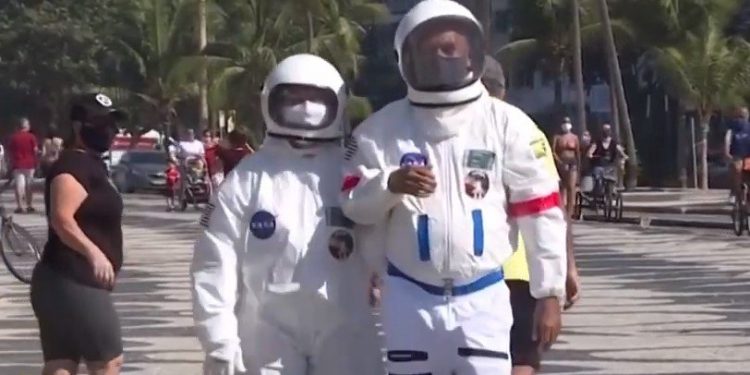 Καθάρισε ο τόπος στην Καβάλα: Ανατροπή νταλίκας που μετέφερε σαμπουάν και κρεμοσάπουνα (pics)