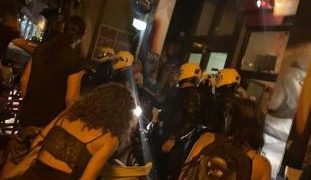 Άγρια επίθεση της ομάδας ΔΡΑΣΗ-πρώην ΔΕΛΤΑ σε θαμώνες καταστημάτων – «Γυαλιά-καρφιά» τα μαγαζιά (Videos)