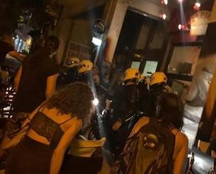 Άγρια επίθεση της ομάδας ΔΡΑΣΗ-πρώην ΔΕΛΤΑ σε θαμώνες καταστημάτων – «Γυαλιά-καρφιά» τα μαγαζιά (Videos)