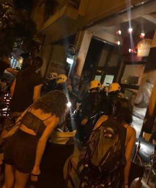 Άγρια επίθεση της ομάδας ΔΡΑΣΗ-πρώην ΔΕΛΤΑ σε θαμώνες καταστημάτων – «Γυαλιά-καρφιά» τα μαγαζιά (Videos)