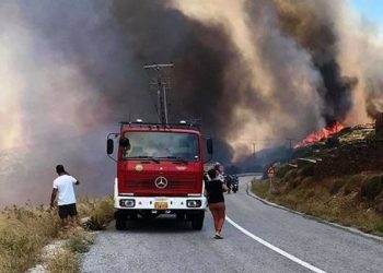 Καίει τα Πάντα η Φωτιά στην Άνδρο-Εκκενώθηκε ο οικισμός Καλαμάκι[videos]