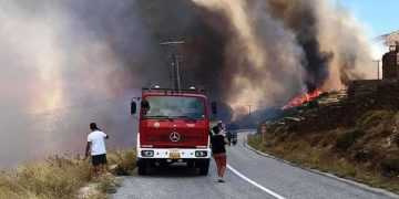 Καίει τα Πάντα η Φωτιά στην Άνδρο-Εκκενώθηκε ο οικισμός Καλαμάκι[videos]