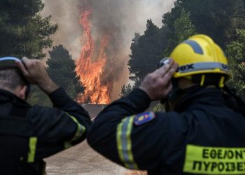 Συμβαίνει Τώρα: Μεγάλη φωτιά στο Λαύριο – Εκτάκτως στο σημείο ο Χαρδαλιάς