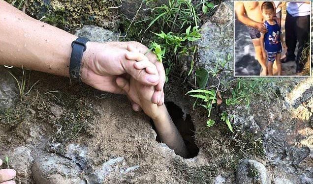 Alldaynews.gr Οι αγωνιώδεις προσπάθειες των διασωστών να απεγκλωβίσουν 7χρονο αγοράκι από υπόγεια σπηλιά (Video)