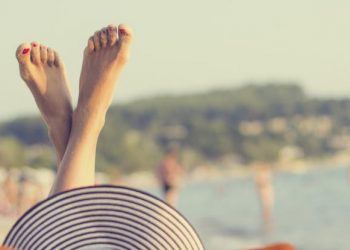 Πρησμένα πόδια λόγω ζέστης: Πώς να τα ανακουφίσετε