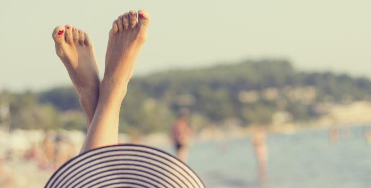 Alldaynews.gr Πρησμένα πόδια λόγω ζέστης: Πώς να τα ανακουφίσετε