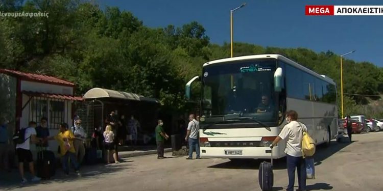 Κορωνοϊός: Χιλιάδες περνούν από τα σύνορα της Κακαβιά χωρίς έλεγχο (Video)