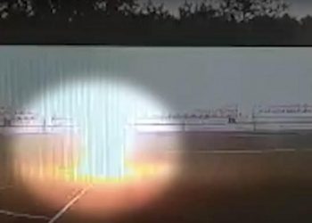 Η στιγμή που κεραυνός χτυπάει 16χρονο παιδί μέσα σε γήπεδο (Video)