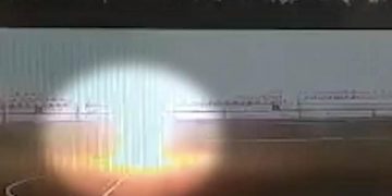 Alldaynews.gr Η στιγμή που κεραυνός χτυπάει 16χρονο παιδί μέσα σε γήπεδο (Video)