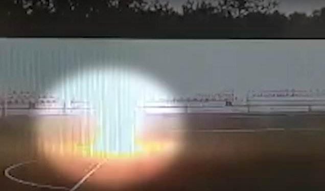 Alldaynews.gr Η στιγμή που κεραυνός χτυπάει 16χρονο παιδί μέσα σε γήπεδο (Video)