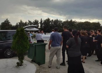 Ράγισαν καρδιές πάνω από το λευκό φέρετρο της 16χρονης – Μοιρολόγια και αναπάντητα ερωτήματα (pics, vids)