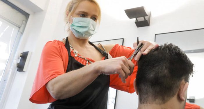 Alldaynews.gr Κομμώτριες με κορονοϊό ήρθαν σε επαφή με 140 πελάτες φορώντας μάσκα – Πόσοι κόλλησαν;