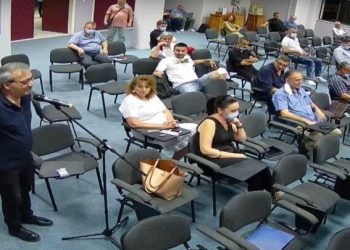 Λάρισα: Σκηνές… ροκ στο δημοτικό συμβούλιο – Ατάκες για φασίστες «με γραβάτα« και «κόκκινους»