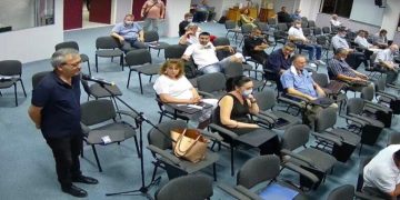 Alldaynews.gr Λάρισα: Σκηνές… ροκ στο δημοτικό συμβούλιο – Ατάκες για φασίστες «με γραβάτα« και «κόκκινους»