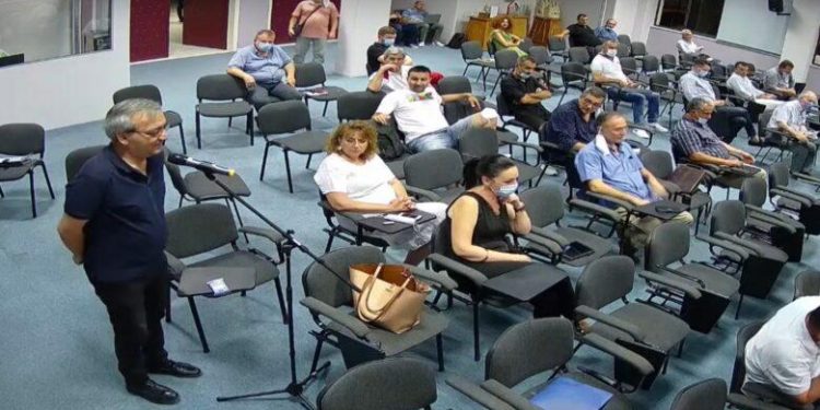 Alldaynews.gr Λάρισα: Σκηνές… ροκ στο δημοτικό συμβούλιο – Ατάκες για φασίστες «με γραβάτα« και «κόκκινους»