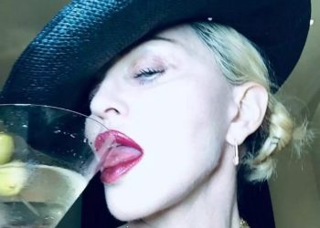 Madonna: Ποζάρει στο μπάνιο topless, και προκαλεί χαμό[photo]