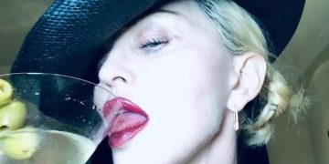 Madonna: Ποζάρει στο μπάνιο topless, και προκαλεί χαμό[photo]