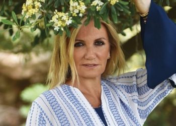 Η Μαρέβα Μητσοτάκη βγήκε βόλτα με σορτσάκι στην Τήνο![photo]