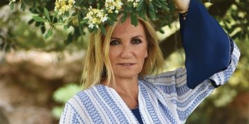 Η Μαρέβα Μητσοτάκη βγήκε βόλτα με σορτσάκι στην Τήνο![photo]