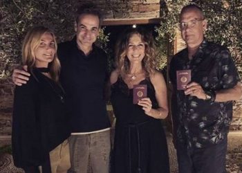 Οι Έλληνες Τομ Χανκς και Ρίτα Γουίλσον στην αγαπημένη τους Πάρο παρέα με τον Κυριάκο Μητσοτάκη
