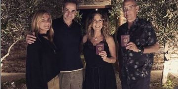 Alldaynews.gr Οι Έλληνες Τομ Χανκς και Ρίτα Γουίλσον στην αγαπημένη τους Πάρο παρέα με τον Κυριάκο Μητσοτάκη
