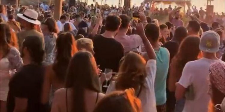 Alldaynews.gr Ποιος… Χρυσοχοΐδης: Πάρτι και μεγάλος συνωστισμός στα κλαμπ της Μυκόνου (Video)