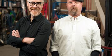 Alldaynews.gr Ο παρουσιαστής των Mythbusters κατηγορείται ότι βίαζε τη αδελφή του (pics)