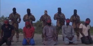 Alldaynews.gr ΣΚΛΗΡΟ ΒΙΝΤΕΟ: Τζιχαντιστές στο Νίγηρα εκτελούν εργαζόμενους σε ΜΚΟ που είχαν απαγάγει