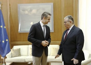 Alldaynews.gr Ο Κουτσούμπας αιφνιδίασε τον Μητσοτάκη: «Γελοίος ο χαιρετισμός με τους αγκώνες» (video)