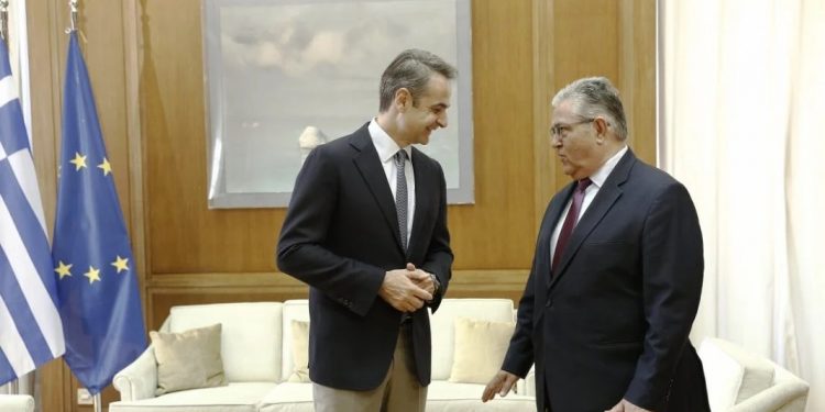 Ο Κουτσούμπας αιφνιδίασε τον Μητσοτάκη: «Γελοίος ο χαιρετισμός με τους αγκώνες» (video)