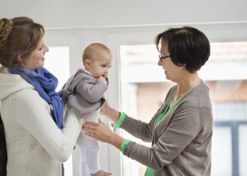 Επιδοτούμενη φύλαξη παιδιών: Πρόγραμμα «νταντάδες της γειτονιάς» με υπογραφή ΕΣΠΑ