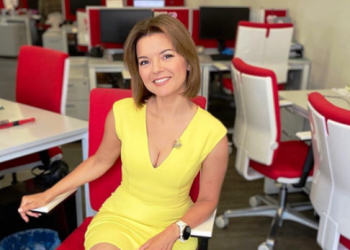 Τέρας ψυχραιμίας: Παρουσιάστρια έχασε το μπροστινό της δόντι σε ζωντανή μετάδοση (Video)