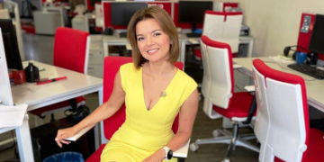 Alldaynews.gr Τέρας ψυχραιμίας: Παρουσιάστρια έχασε το μπροστινό της δόντι σε ζωντανή μετάδοση (Video)