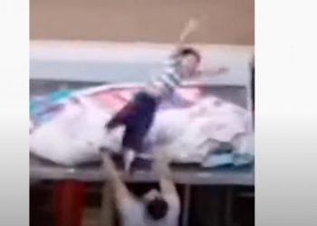 Συγκλονιστικό βίντεο: Νήπιο πέφτει από το μπαλκόνι που κρεμόταν και το πιάνει στον αέρα γείτονας