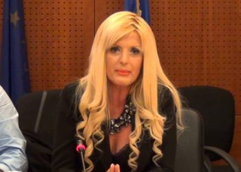 Μαρίνα Πατούλη: Καυτές πόζες με μαγιό μαζί με φιλενάδες![photos]