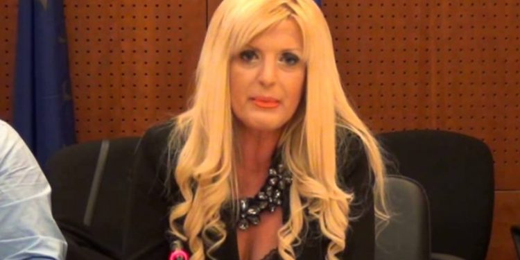 Μαρίνα Πατούλη: Καυτές πόζες με μαγιό μαζί με φιλενάδες![photos]