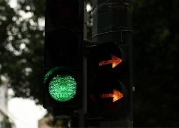 Τον έδειρε και τον ψέκασε επειδή δεν ξεκίνησε στο πράσινο