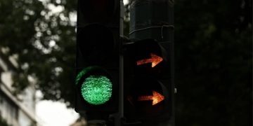 Τον έδειρε και τον ψέκασε επειδή δεν ξεκίνησε στο πράσινο