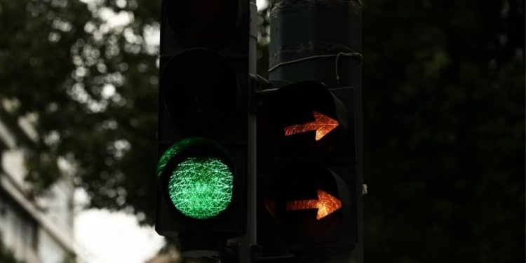 Τον έδειρε και τον ψέκασε επειδή δεν ξεκίνησε στο πράσινο