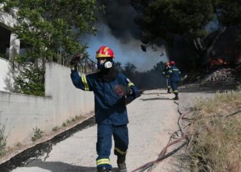 Τραγωδία στη Βάρη: Εντοπίστηκε νεκρή γυναίκα μέσα σε φλεγόμενη μονοκατοικία
