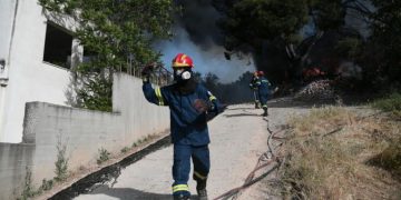 Alldaynews.gr Τραγωδία στη Βάρη: Εντοπίστηκε νεκρή γυναίκα μέσα σε φλεγόμενη μονοκατοικία