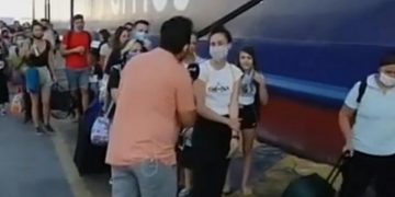 Alldaynews.gr Επική απάντηση σε δημοσιογράφο στον Πειραιά: Πηγαίνει «Καρπενήσι» (Video)