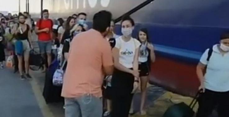 Alldaynews.gr Επική απάντηση σε δημοσιογράφο στον Πειραιά: Πηγαίνει «Καρπενήσι» (Video)