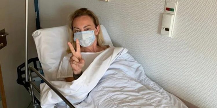 Εσπευσμένα η Ρούλα Ρέβη στο νοσοκομείο