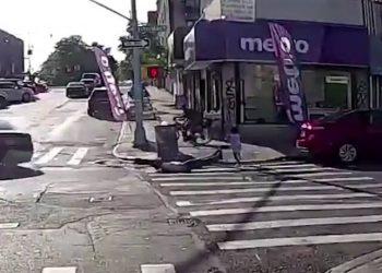 Τον σταμάτησαν και τον πυροβόλησαν ενώ περπατούσε μαζί με την κόρη του- Πανικόβλητη η μικρούλα (video)