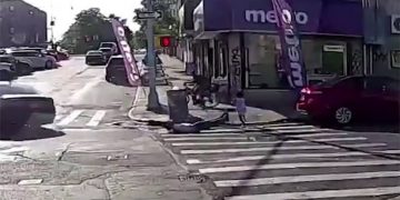 Alldaynews.gr Τον σταμάτησαν και τον πυροβόλησαν ενώ περπατούσε μαζί με την κόρη του- Πανικόβλητη η μικρούλα (video)