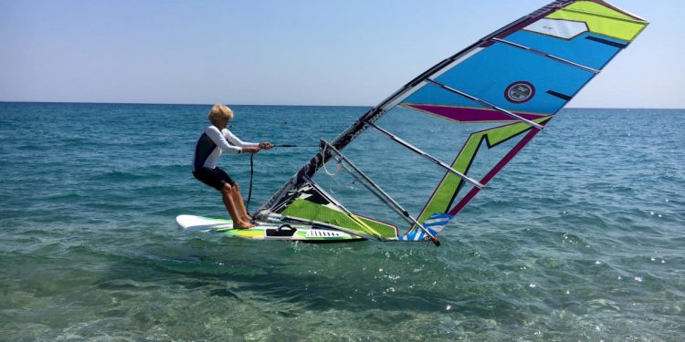 Alldaynews.gr Μύκονος: Άνεμοι πέταξαν kitesurfer σε παρκαρισμένο αυτοκίνητο, σε τοίχο και στο τσιμέντο