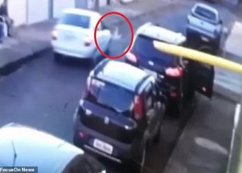 Δίχρονο αγοράκι πετάγεται στο δρόμο, το χτυπάει αυτοκίνητο και περνάει από πάνω του – Το παιδί έζησε (Video)